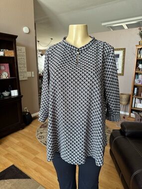 Boutique geometric print elbow sleeves Vneck w/button blouse-size L